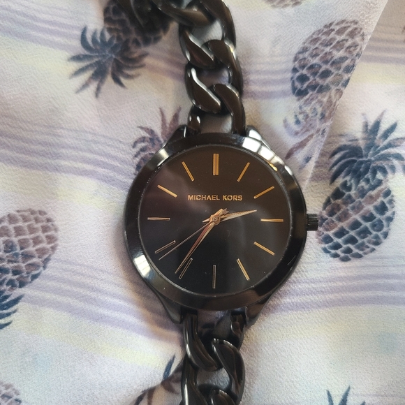 Micheal Kors black watch - Picture 1 of 3